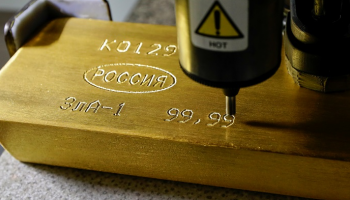 أسعار الذهب ترتفع مع تراجع الدولار