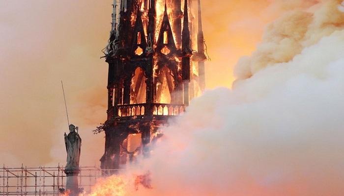 النيران تشتعل في برج كنيسة نوتردام