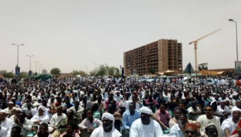 جانب من اعتصام السودانيين أمام مقر القيادة العامة للجيش