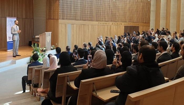 تخريج 94 إماراتياً من المنتسبين لبرنامج الذكاء الاصطناعي في بريطانيا