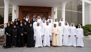 محمد بن راشد ومحمد بن زايد مع المشاركين في ملتقى شباب الإمارات.
