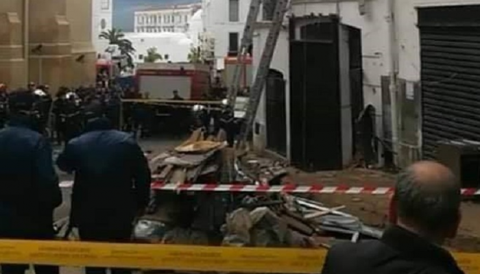 من موقع انهيار المبنى السكني في الجزائر