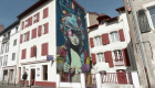 "وعد الحر دين" أشهر جرافيتي في بايون عاصمة فنون الشارع بفرنسا