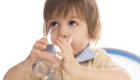 دراسة أمريكية تحذّر: إهمال الأطفال لشرب الماء يدفعهم إلى السكريات