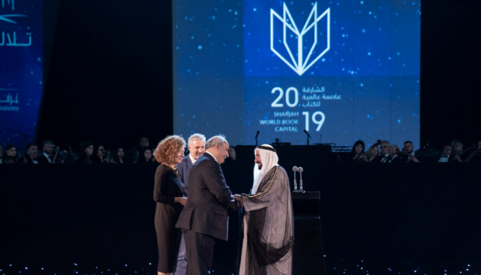 سلطان القاسمي يتسلم راية الشارقة عاصمة عالمية للكتاب 2019