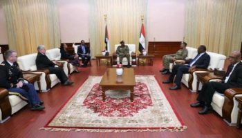 رئيس المجلس العسكري الانتقالي بالسودان يلتقي وفدا أمريكيا