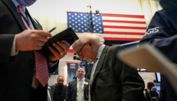 وول ستريت تغلق منخفضة