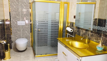 حمام بماء الذهب تكلف مئات الآلاف