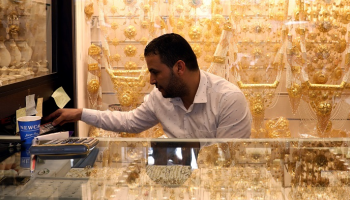 بائع للذهب في ليبيا - الصورة من رويترز