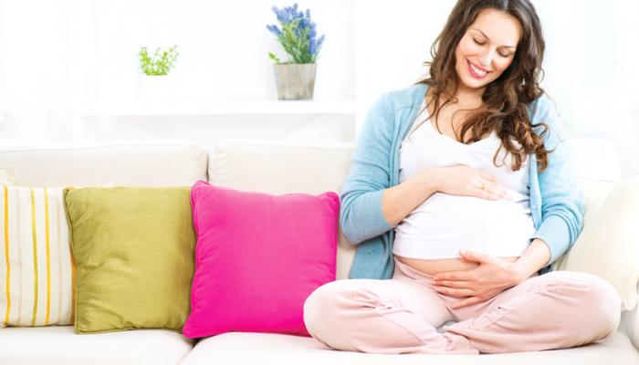 وضع المكياج يشتت انتباه الأم ويسهل عملية المخاض - أرشيفية