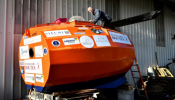 المغامر الفرنسي وهو يضع اللمسات الأخيرة على برميله