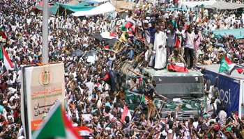 جانب من اعتصام السودانيين أمام مقر القيادة العامة للجيش