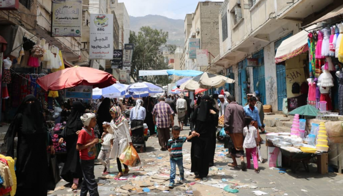 سوق شعبي مزدحم بالمتسوقين