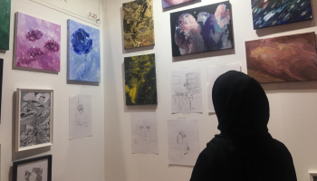 جانب من لوحات حليمة الكعبي في معرض أبوظبي للكتاب 