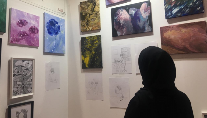 جانب من لوحات حليمة الكعبي في معرض أبوظبي للكتاب