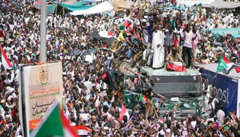 جانب من اعتصام السودانيين أمام مقر القيادة العامة للجيش