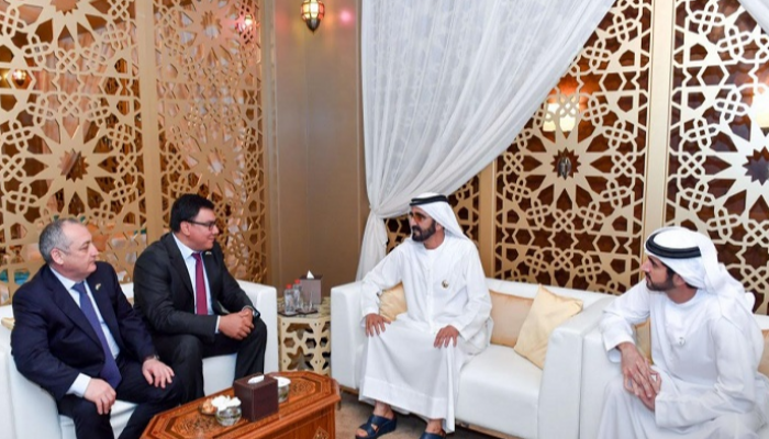 الشيخ محمد بن راشد خلال استقباله وفد أوزبكستان