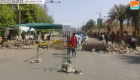 بالصور.. "المتاريس" سلاح المحتجين السودانيين لتأمين اعتصام الخرطوم