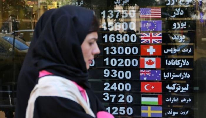 تدهور اقتصاد إيران يهبط بقيمة عملتها