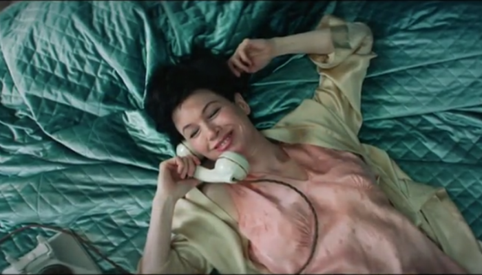 بالصور رينيه زيلويجر تجس د أسطورة السينما جودي جارلاند في فيلم جديد