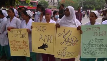 بالصور.. ممرضات يتظاهرن احتجاجا على اغتصاب زميلتهن وقتلها ببنجلاديش
