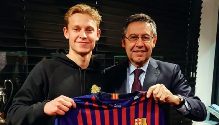 دي يونج مع رئيس برشلونة