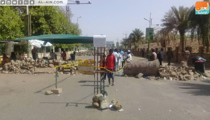 جانب من المتاريس المقامة في مداخل الاعتصام