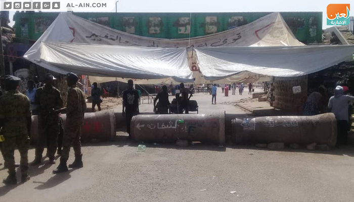 المتاريس المقامة في مداخل الاعتصام السوداني