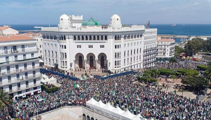الأمن الجزائري يبعد المتظاهرين للمرة الأولى من ساحة البريد المركزي