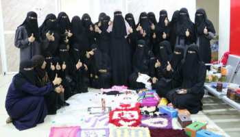 يمنيات حرمهن الحوثيون رواتبهن فلجأن للعمل بمهن جديدة