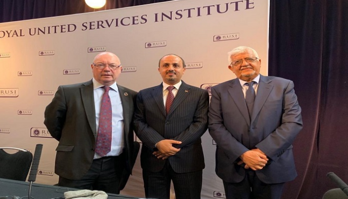 معمر الإرياني وزير الإعلام اليمني خلال مشاركته في الندوة
