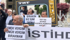 بالصور.. موظفون بالتلفزيون التركي يتظاهرون اعتراضا على تصفيتهم 