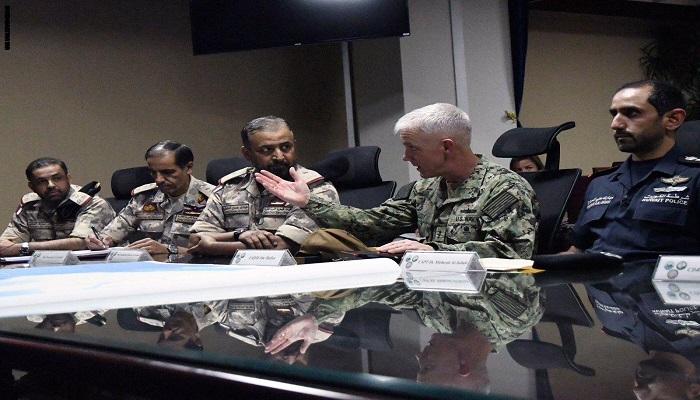الأميرال جيم مالوي خلال اجتماعه بقادة دول الخليج