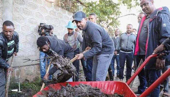 إثيوبيا تطلق حملة لنظافة الشوارع.. وآبي أحمد أول المشاركين
