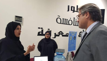 الطالبة عائشة سليمان خلال عرض مشروعها