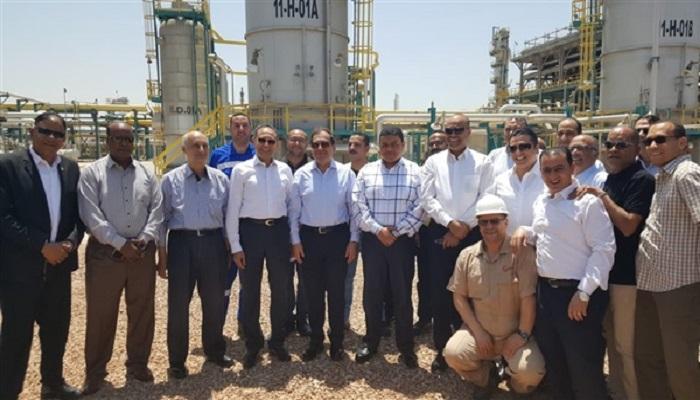 جانب من جولة الوزير في مجمع غازات الصحراء الغربية