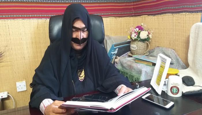 "أم سيف" مُطلعةً على أحد المراجع.