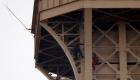 بالصور.. إخلاء برج إيفل بعد قيام رجل بتسلقه
