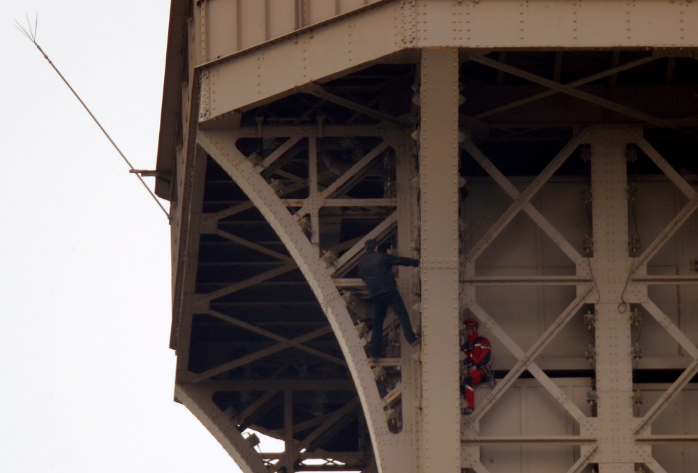 154 223154 evacuation eiffel tower man climbed 5