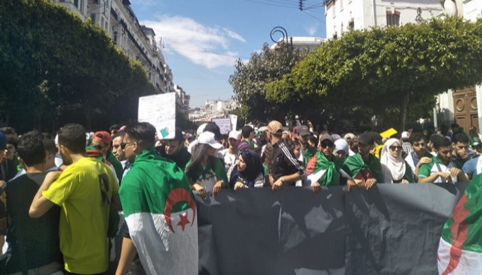 طلبة الجزائر يتظاهرون رفضا لإجراء الانتخابات بإشراف رموز نظام بوتفليقة
