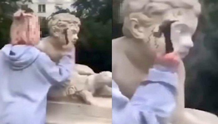 العارضة أثناء تحطيم أنف التمثال