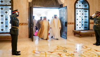 الشيخ محمد بن زايد لدى استقباله الملك حمد بن عيسى آل خليفة