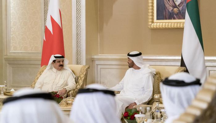 الشيخ محمد بن زايد آل نهيان خلال استقباله عاهل البحرين