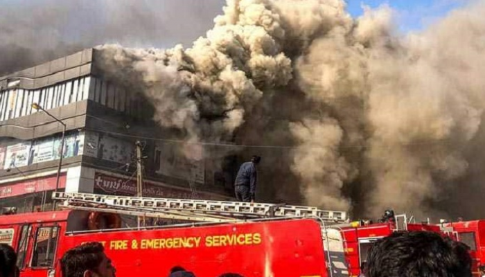 الدخان يتصاعد من المبنى في مدينة سورات الهندية