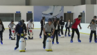 بالصور.. عراقيون يواجهون حر الصيف بالتزلج على الجليد