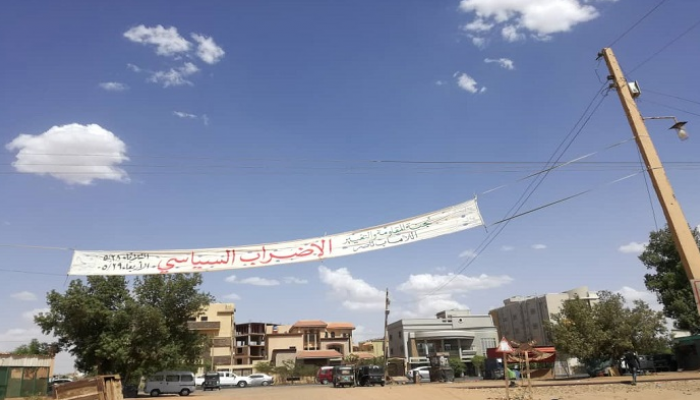 سودانيون يدخلون في إضراب عام
