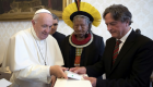 البابا فرنسيس يلتقي زعيم قبائل الأمازون لزيادة الوعي بالغابات
