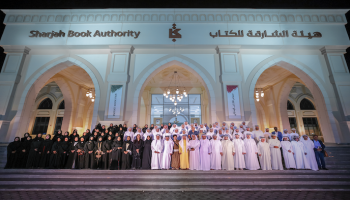 صورة جماعية للمشاركين بحفل التوقيع