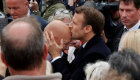 بالفيديو.. ماكرون يثير الجدل بِتقبيل رأس رجل مُسنّ