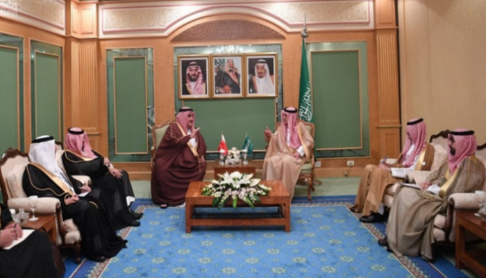 وزير الدولة للشؤون الخارجية السعودي خلال لقائه وزير الخارجية البحريني